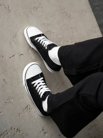 Adult wearing Bohempia Adults Trainers Herlik - Black and White.