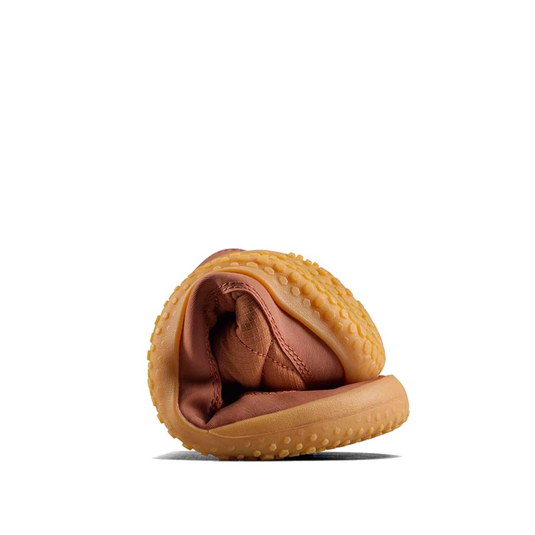 Vivobarefoot Junior Boot Gobi Hiber - Umber, curled up.