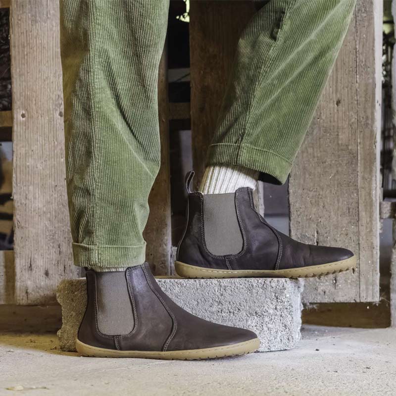 Person wearing Mukishoes Chelsea Boots.