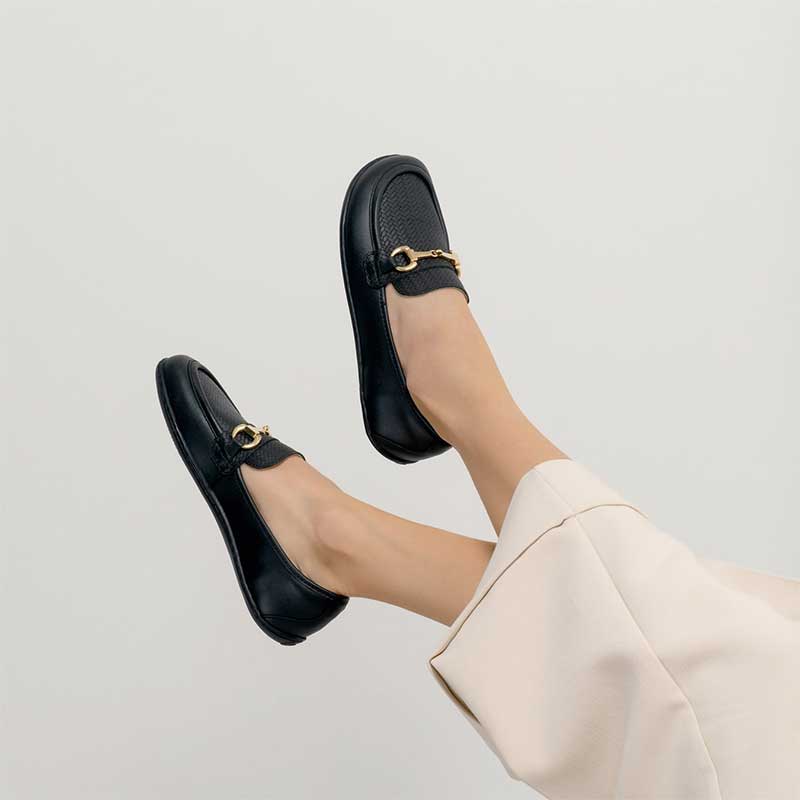 Person wearing Be Lenka Women's Moccasins Divella - Black and Gold.