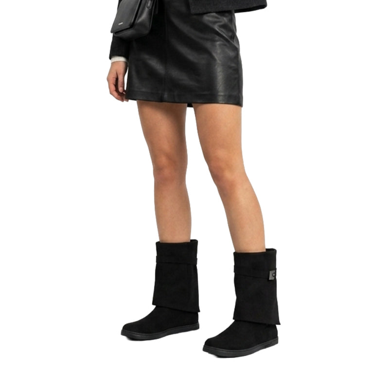 Person wearing Peerko Women's Boots Eve - Noir.