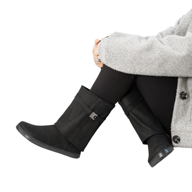 Person wearing Peerko Women's Boots Eve - Noir, side view.