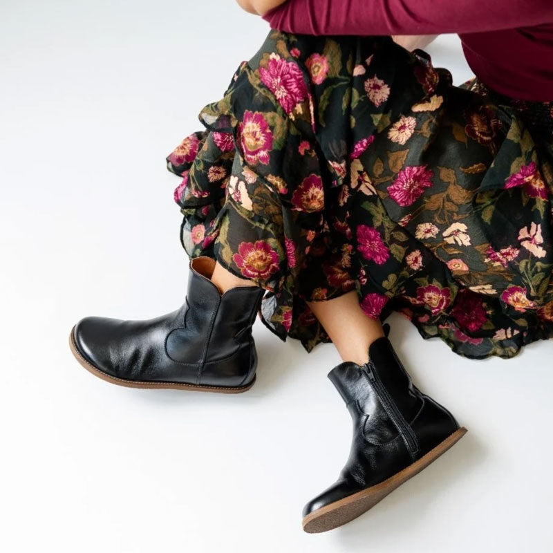 Person wearing Anya's Faye Boots - Black, side view.
