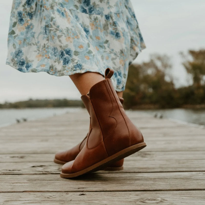 Person wearing Anya's Faye Boots - Cognac, side view.