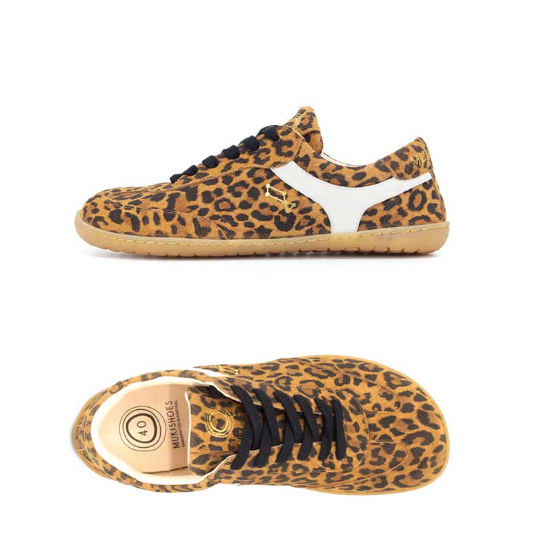 Pair of Mukishoes Trainers Lyra - Leo, one showing the outer side and the other showing the top view.