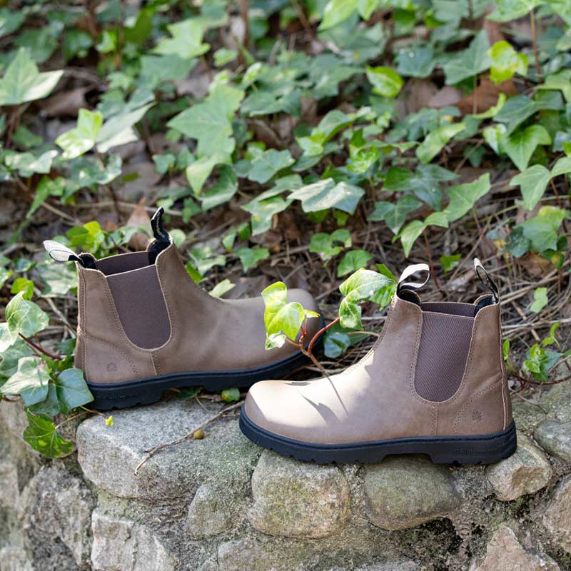 Pair of El Naturalista Barefoot Arizona Nomada Chelsea Boots - Stone.