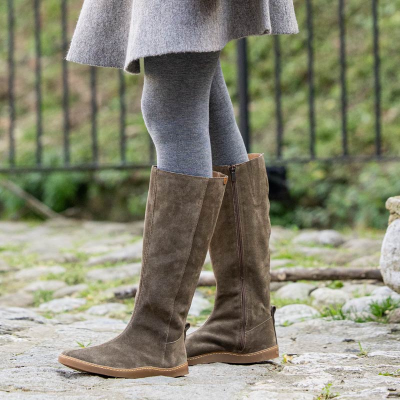 Person wearing El Naturalista Barefoot Nappa Origen Boots - Sahara with grey leggings.
