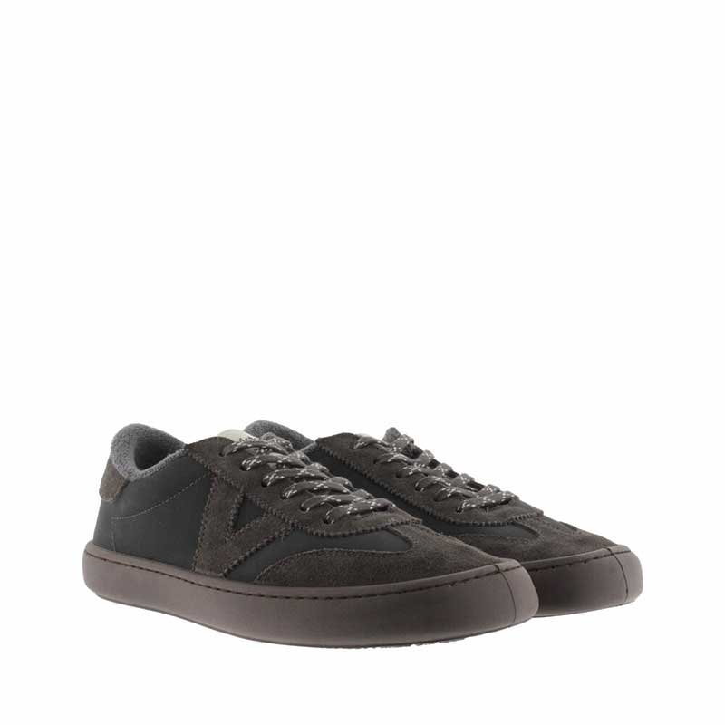 Pair of Victoria Adults Trainers Olmo - Antracita, angled view showing outer side and front.