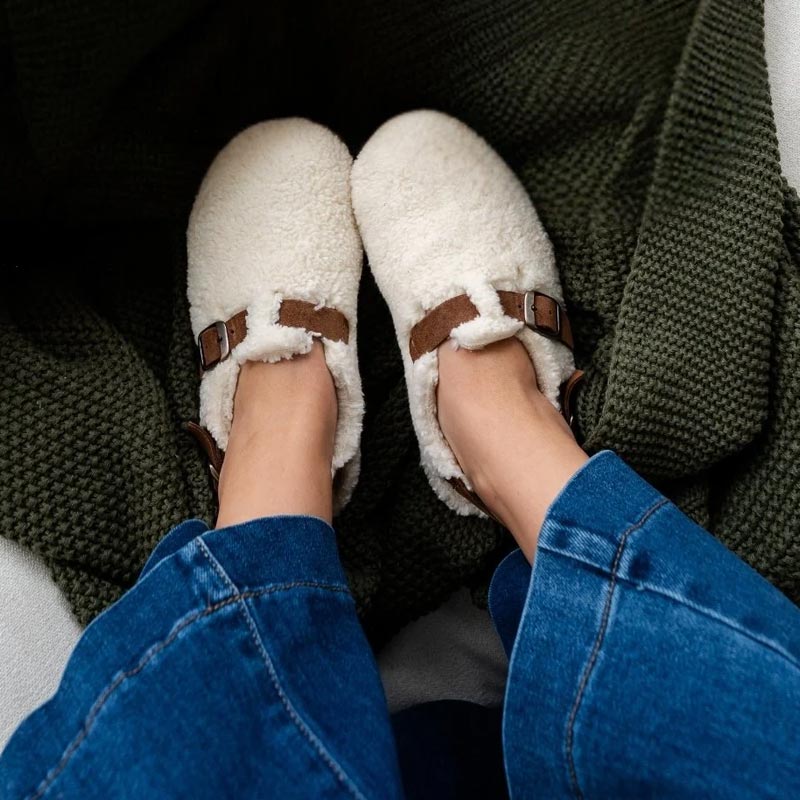 Person wearing Mukishoes Soca Nuvem Cotton Slippers - Cream.