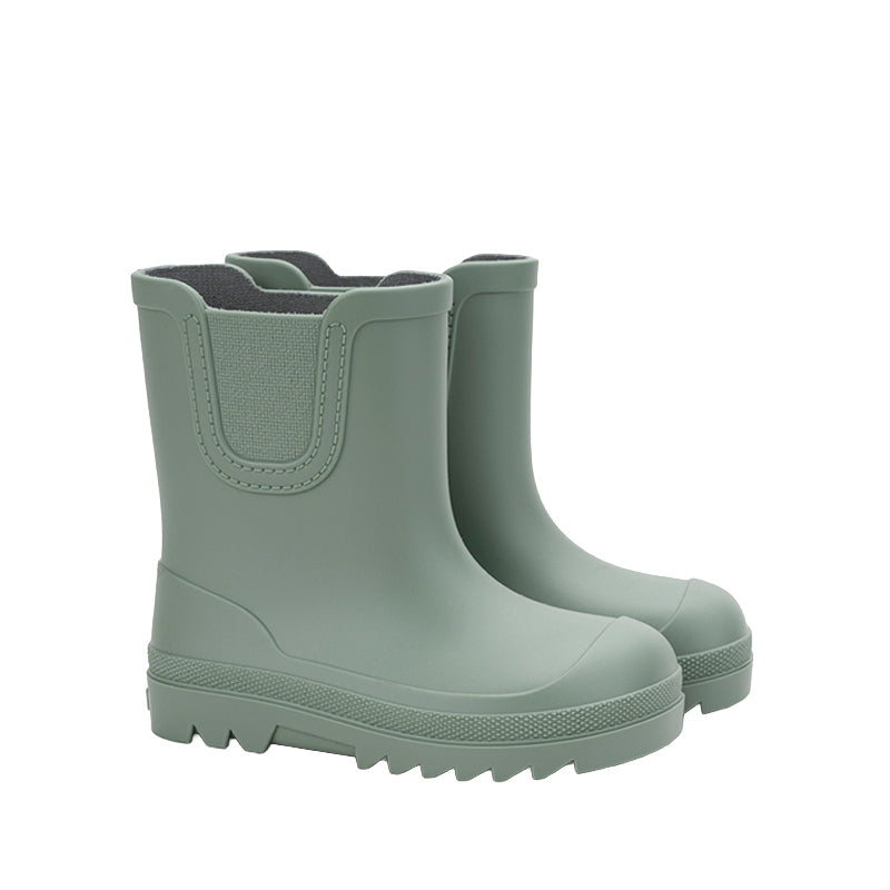 Pair of Igor Verona Barefoot Wellington Boots - Green, angled view showing outer side and front.