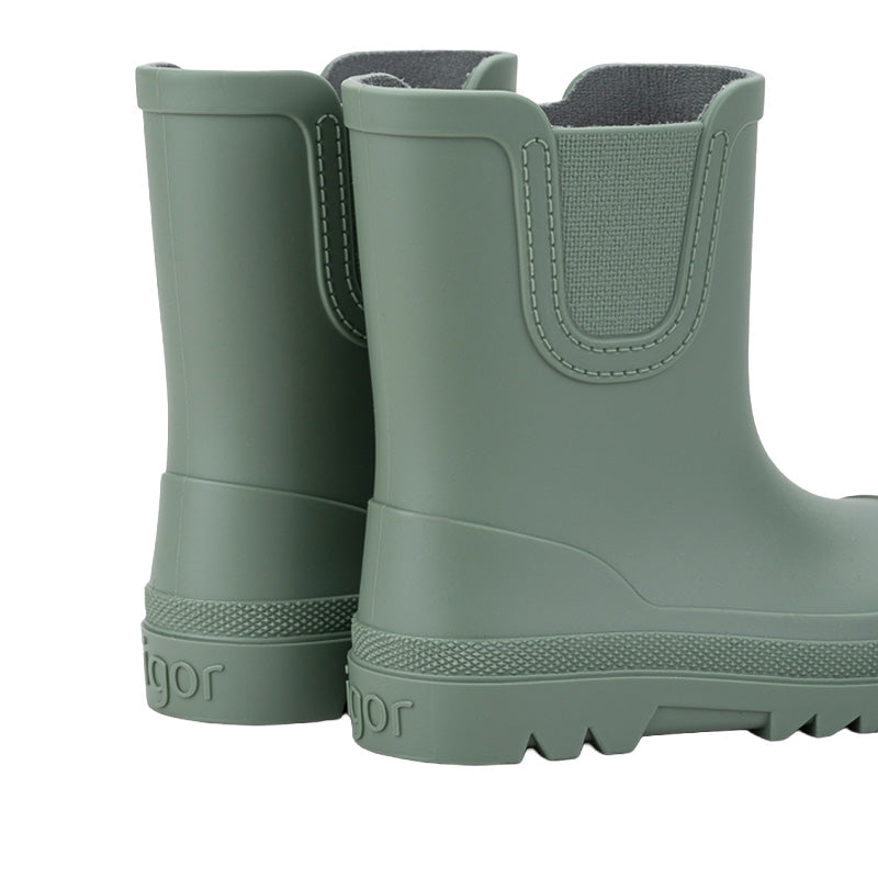Pair of Igor Verona Barefoot Wellington Boots - Green, angled view showing outer side and rear.
