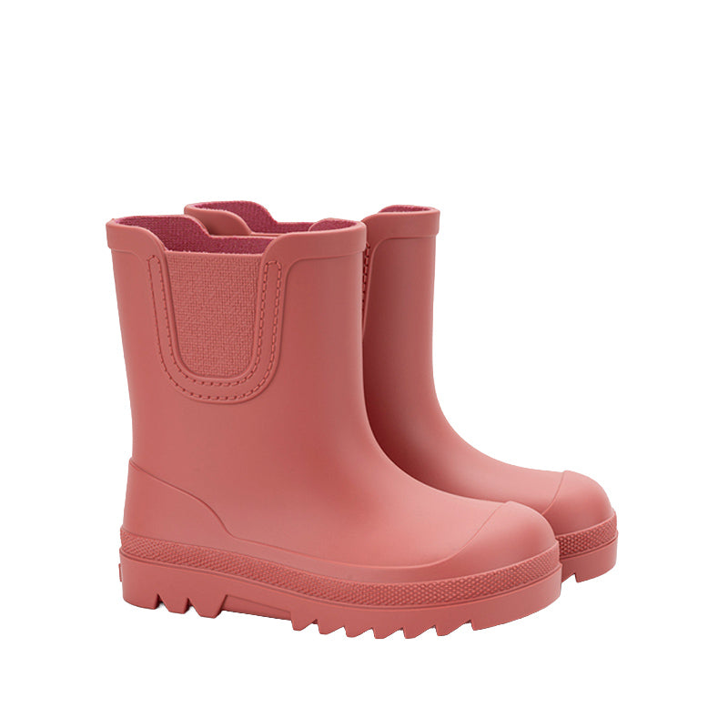 Pair of Igor Verona Barefoot Wellington Boots - Coral, angled view showing outer side and front.