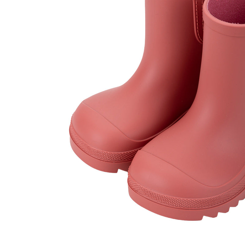 Pair of Igor Verona Barefoot Wellington Boots - Coral, close up of toe boxes.