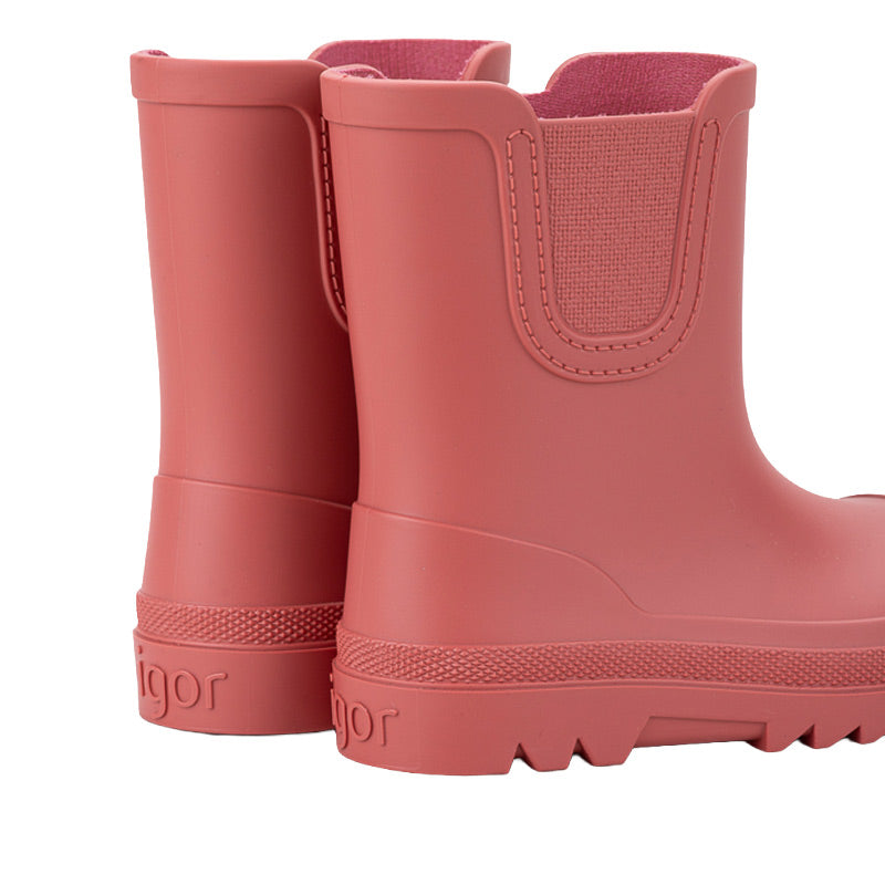Pair of Igor Verona Barefoot Wellington Boots - Coral, angled view showing the outer side and rear.
