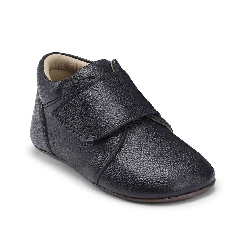 Bundgaard Kids Shoe Tannu - Black, angled outer side and front view
