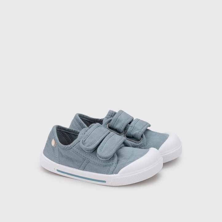 Pair of Igor Canvas V Shoes - Oceano, angled view showing outer side and front.