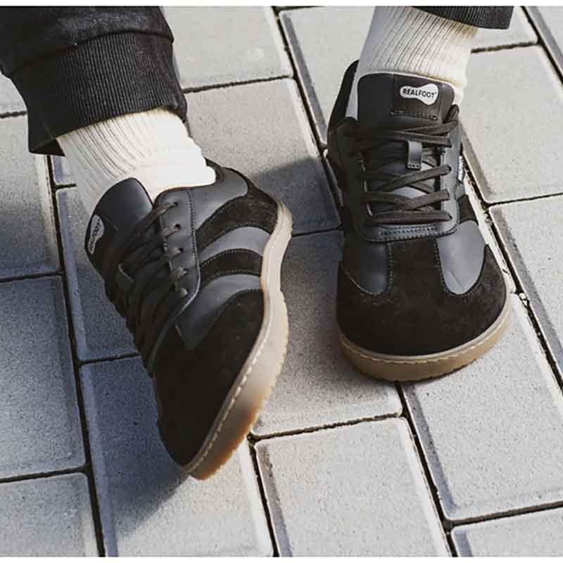 Person wearing Realfoot Adults Trainers Copero - Black and Honey.