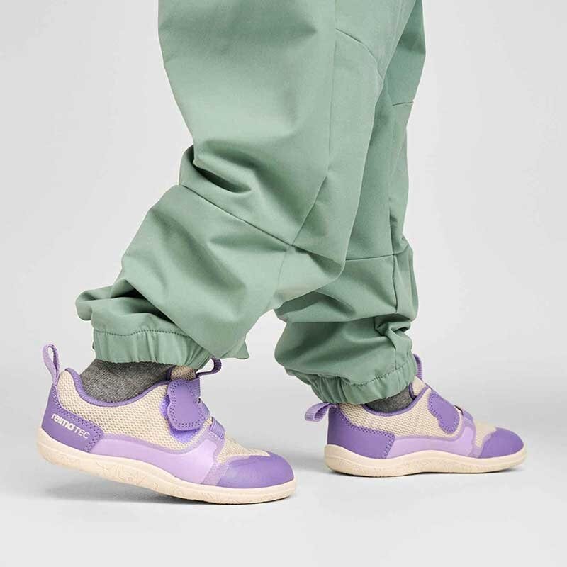 Child wearing Reima Kids Trainers Tepastelu - Light Beige.