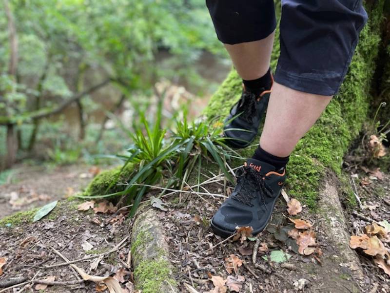 Person wearing Freet Adults Trail Shoes Feldom - Black.