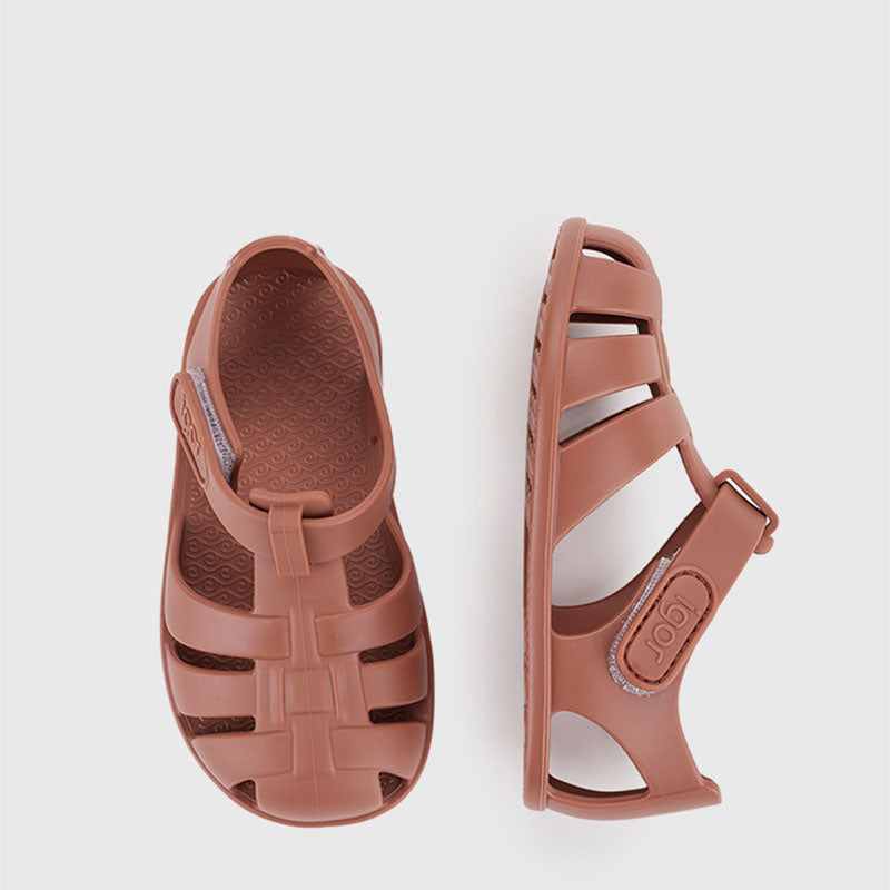 Pair of Igor Nemo Jelly Shoes in terracotta, top and side view.
