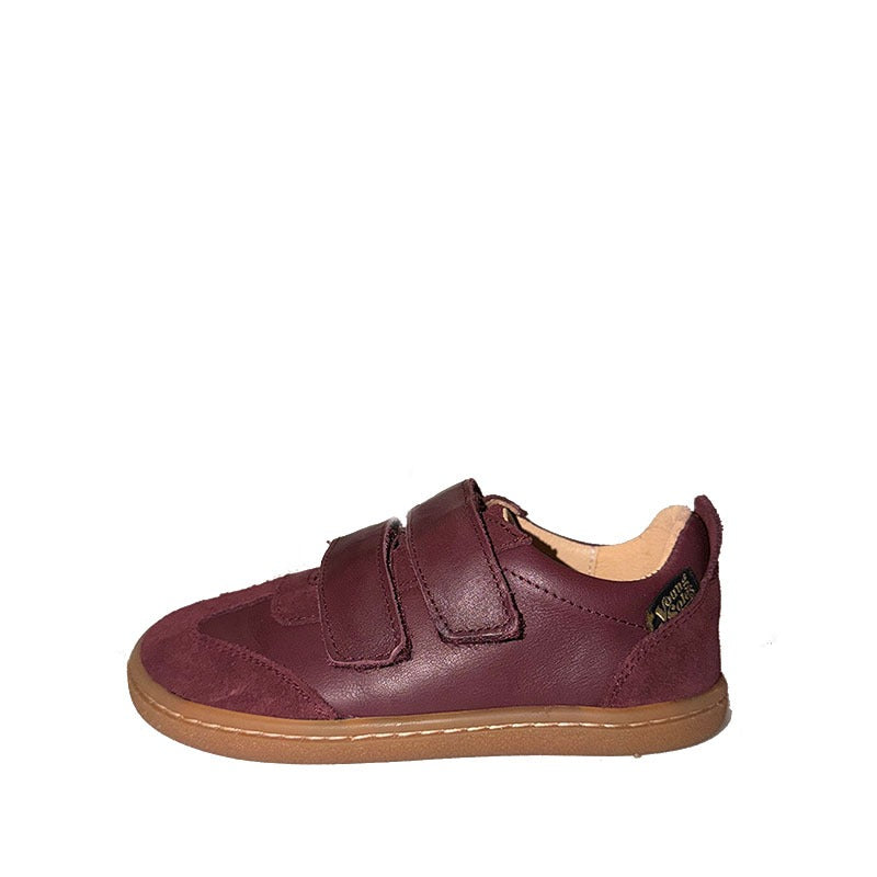 Young Soles Kids Trainer Pele - Berry, outer side view.