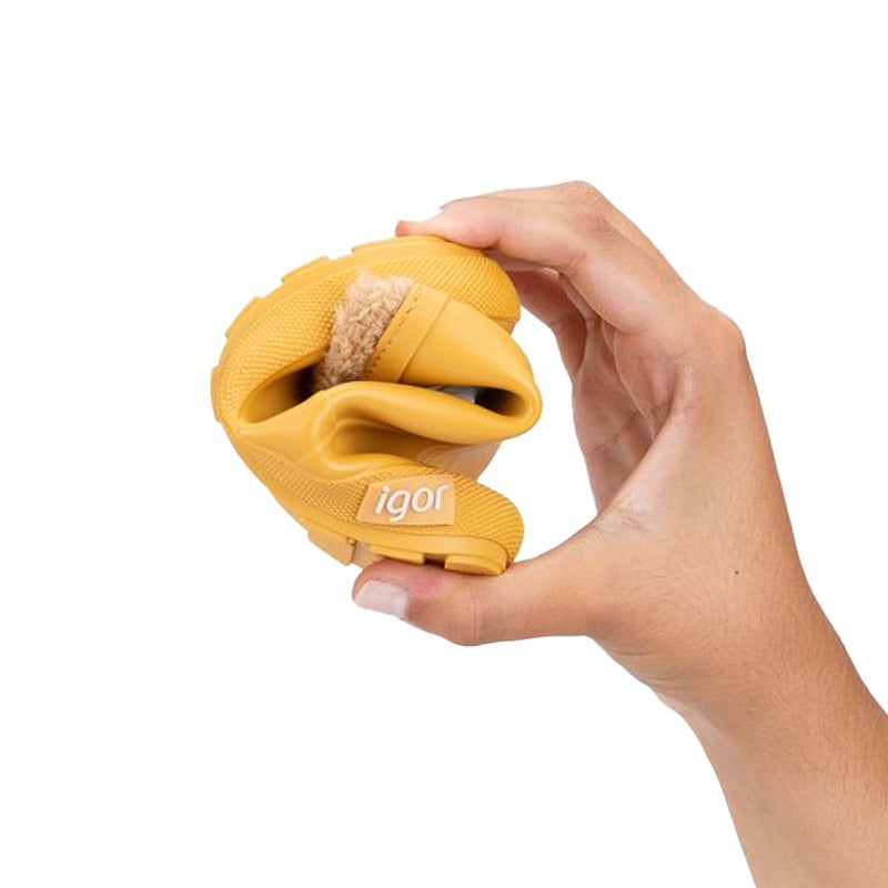 Person scrunching up Igor Yogi Barefoot Warm Wellington Boot - Amarillo Yellow.