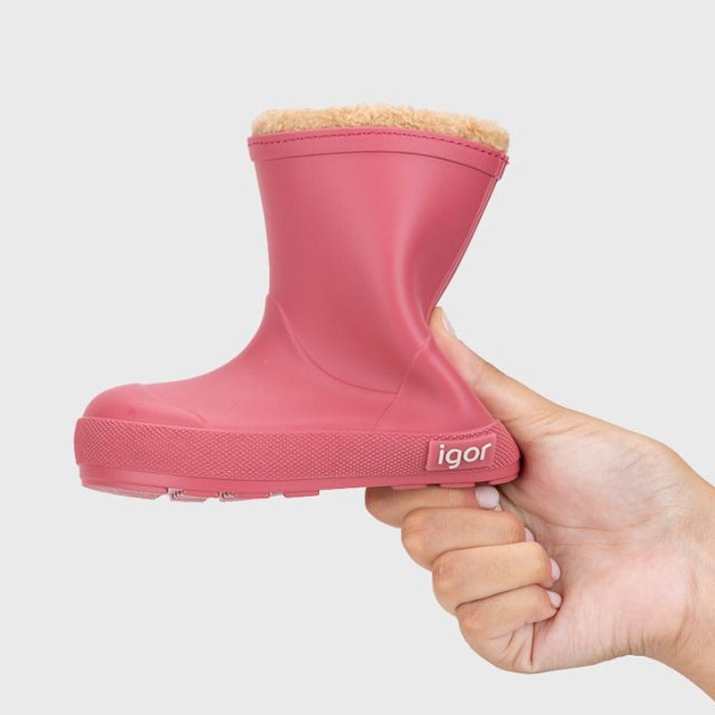 Person holdiing Igor Yogi Barefoot Warm Wellington Boot - Frambuesa Raspberry.