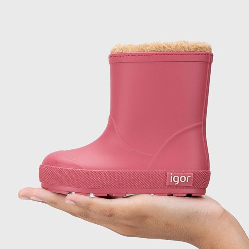 Person holding Igor Yogi Barefoot Warm Wellington Boots - Frambuesa Raspberry from underneath, side view.